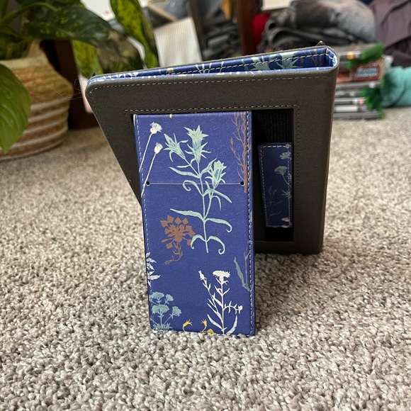 NEW Kindle 11th generation Paperwhite floral case w/ kickstand and cardholder - Picture 5 of 5